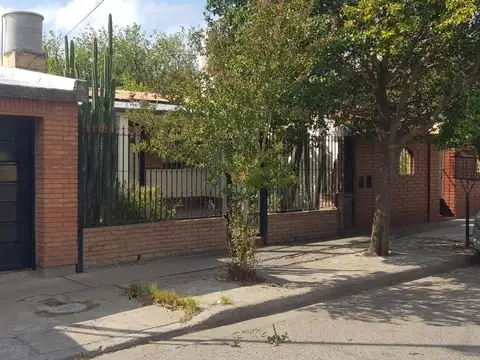 Barrio Juan Carnevale. Casa ampliada,cochera,camaras, alarma