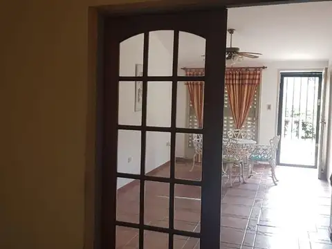 Casa en Alquiler con 1 cochera