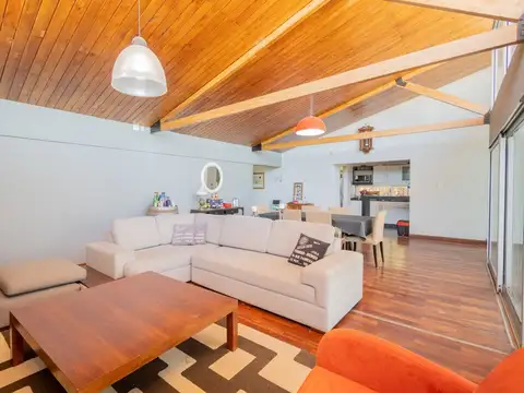 MODERNA CASA, CON 5 DORM, PILETA Y PARRILLA.