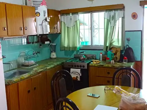 EN VENTA - EXCELENTE PROPIEDAD COMERCIAL - DOS LOCALES SOBRE AV PTE PERON MÁS CASA 3 AMB. C/COCHERA