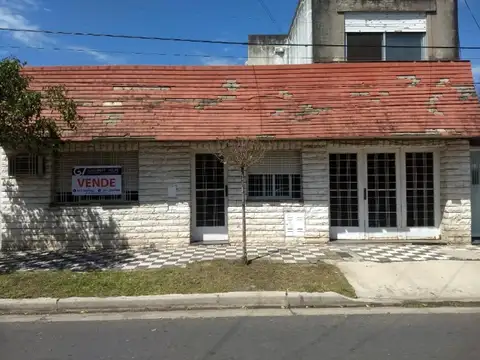 Casa 6 ambientes con 2 baños