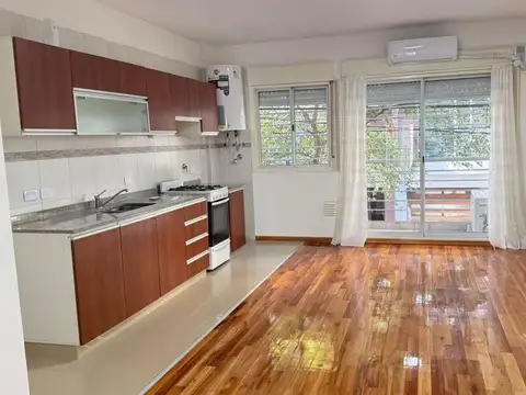 2 Ambientes| Alquiler, Flores | Excelente estado c/patio