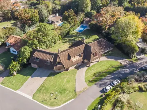 Tradicional casa sobre importante lote en esquina- Teresa Urdapilleta Propiedades
