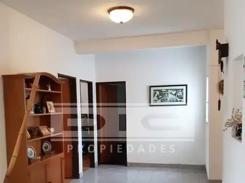 Garibaldi al 1200 entre Alcorta y Latorre