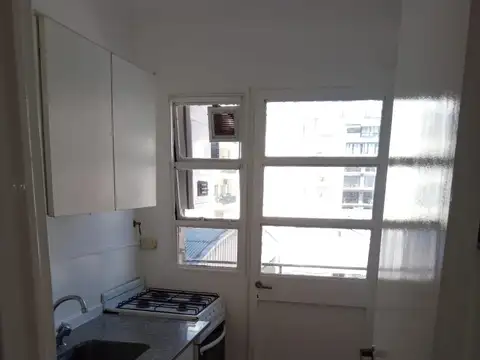 ALQ. 2 AMB. MUY LUMINOSO AL FRENTE CON BALCÓN