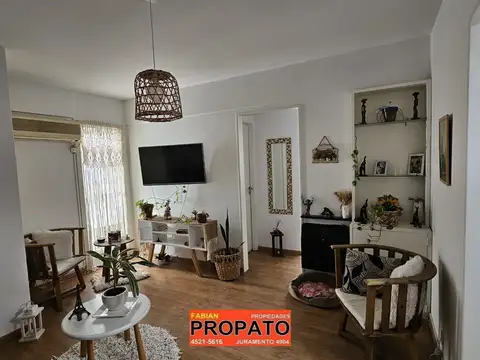 Departamento de 3 ambientes al lateral muy luminoso en excelente estado con balcón!