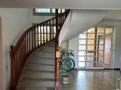 Casa 11 ambientes con 2 baños