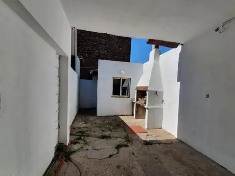 CASA EN PH AL FRENTE CON GARAGE Y PATIO * NUEVO VALOR*