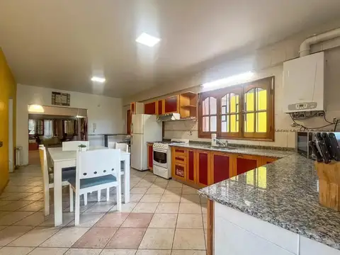 Casa 6 ambientes con 2 baños