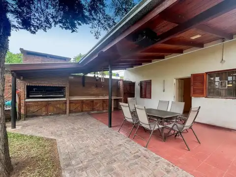 VENTA/PERMUTA  - Casa de 4 Dormitorios con pileta y jardin, Fisherton, Rosario.