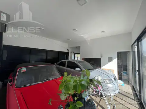 Casa en Alquiler con 2 cocheras