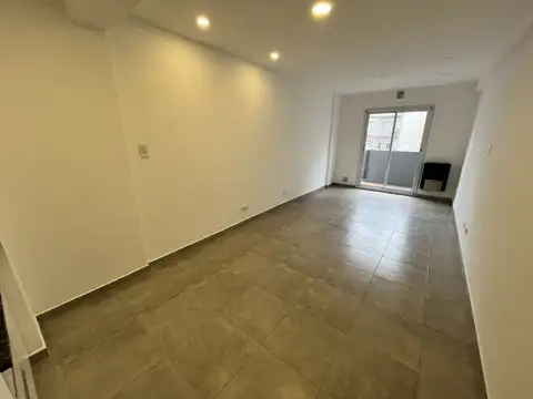DEPARTAMENTO 1 AMBIENTE RECICLADO CON BALCÓN, PLAZA MITRE