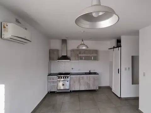 PH DE 2 AMBIENTES EN ALQUILER – SARANDÍ – SIN EXPENSAS Excelente PH de 2 ambientes en alquiler, ubicado sobre Av. Manuel Belgrano N° 3888, entre Pasteur y San Lorenzo, Sarandí, Partido de Avellaneda. La propiedad se encuentra en muy buen estado general y