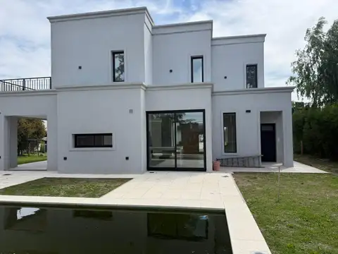 Casa 4 ambientes con 2 baños