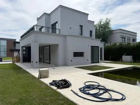 Casa en Venta con 2 cocheras