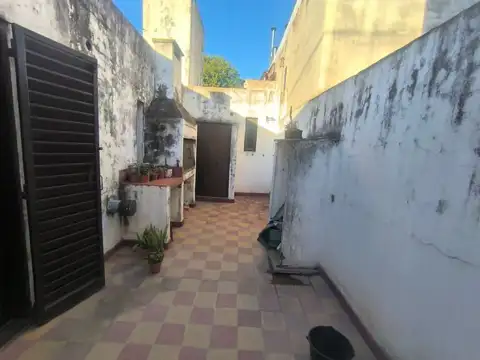 Casa 7 ambientes con 2 baños