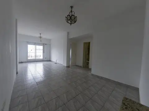 Departamento 3 ambientes con balcón en Monte Castro