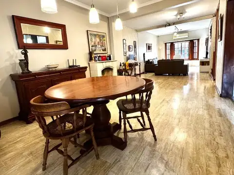 Casa en venta de 6 ambientes en Luis Guillon