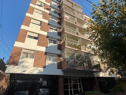 departamento dos ambientes  con cochera cubierta   cta/fte