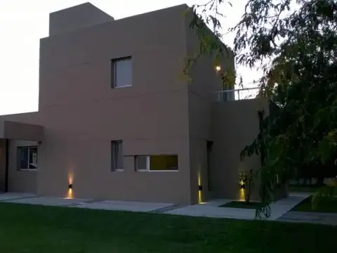 Casa 4 ambientes con 3 baños