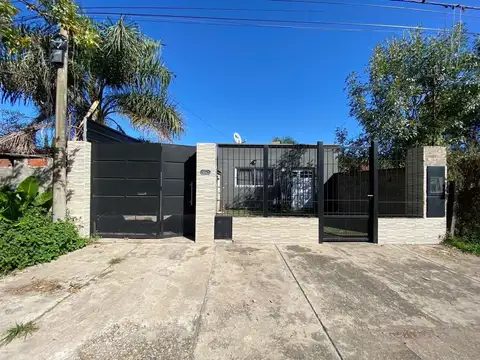 VENTA/PERMUTA - APTA CRÉDITO Casa 2 dormitorios jardin, pileta, cochera y local comercial. Funes.
