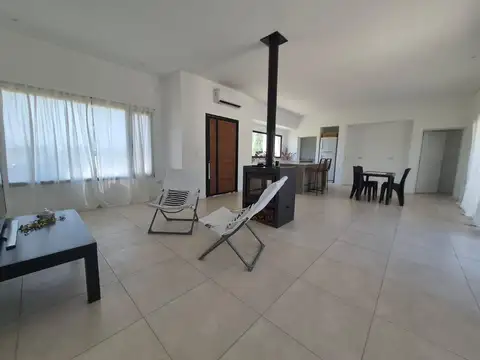 Casa 4 ambientes con 2 baños