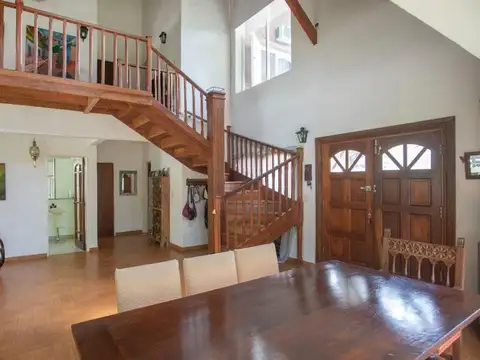 Casa 4 ambientes , pileta y gran parque