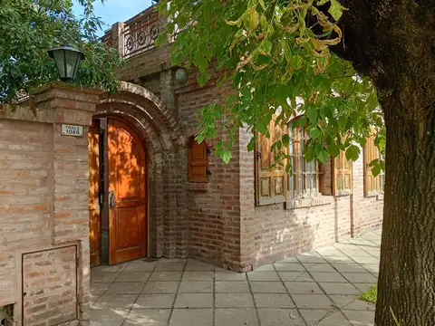 Casa 5 Ambientes con Cochera en Venta - Ituzaingó