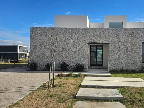 Casa en  Bo. cerrado Santa Ana, Villanueva. a la laguna, 6 ambientes, 4 cuartos.