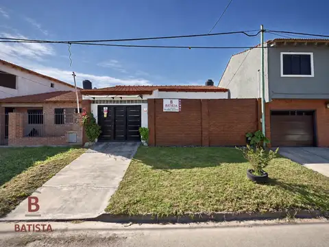 Vende casa en calle 9 e/82 y 83