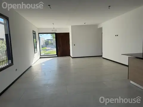 Casa en Alquiler con 3 cocheras