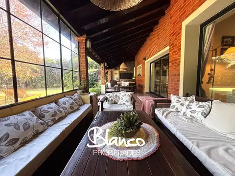 Casa en Venta con 2 cocheras