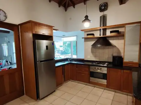 Casa 5 ambientes con 2 baños