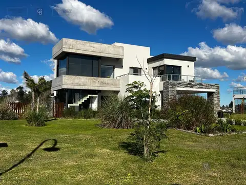 Venta casa 5 ambientes anticipo y financiación hasta 120 cuotas La Victoria Polo Club La Plata