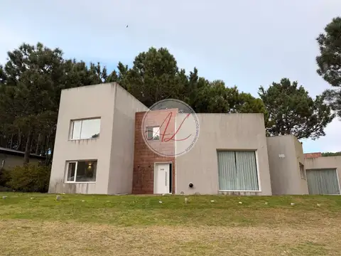 Casa de 4 dormitorios en Álamos de Pinamar, entorno natural