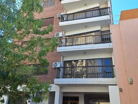 VENTA SEMIPISO 2 DORMITORIOS CENTRICO C/COCHERA