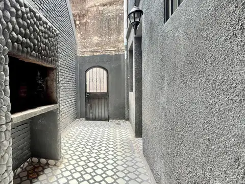 VENTA: Casa de pasillo de dos dormitorios con patio y parrillero. 60 m2. Rosario, Centro