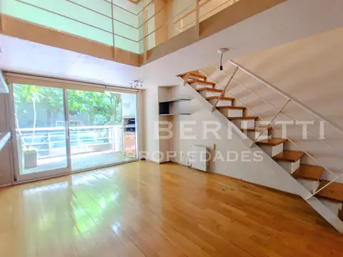 Departamento en dúplex al frente - 2 Ambientes + Escritorio - Bcón c/ parrilla - Excelente!