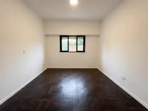 CASA 2 DORMITORIOS CON PARQUE EN VENTA LOS HORNOS
