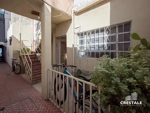 Venta / Permuta - Casa de pasillo 1 dormitorio con patio y terraza con parrillero - Abasto, Rosario.