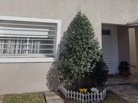 MUY BUEN PH 3 AMBIENTES AL FRENTE EN DOS PLANTAS CON ENTRADA
