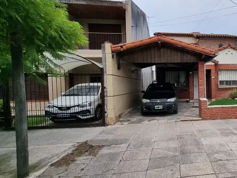 EN VENTA EN EL PALOMAR CHALET DE 4 AMBIENTES MUY BIEN UBICADO - FICHA 8959