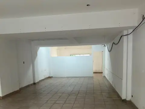 Local 90m2 con patio 2 baños sin columnas