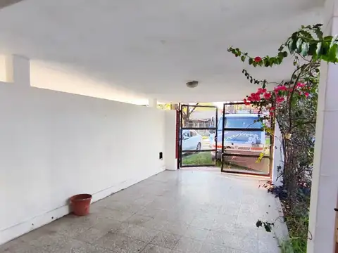CASA 2 DORM. CON JARDIN AMPLIO Y COCHERA