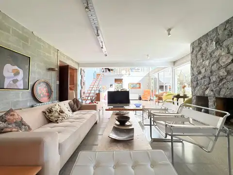 Casa en Venta con 2 cocheras