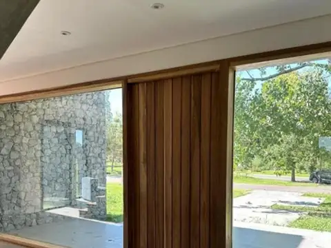 Casa 6 ambientes con 5 baños