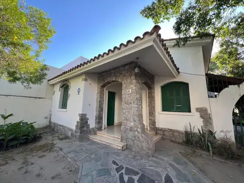 SE VENDE CASA SOBRE CALLE MAIPU 5 AMBIENTES