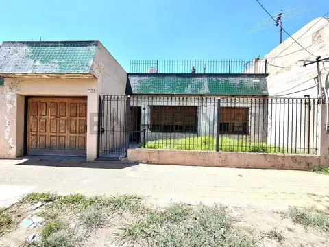Casa 4 Ambientes a Reciclar en Venta – Lomas del Mirador – Gran Potencial