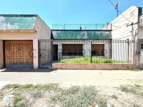 Casa 4 Ambientes a Reciclar en Venta – Lomas del Mirador – Gran Potencial