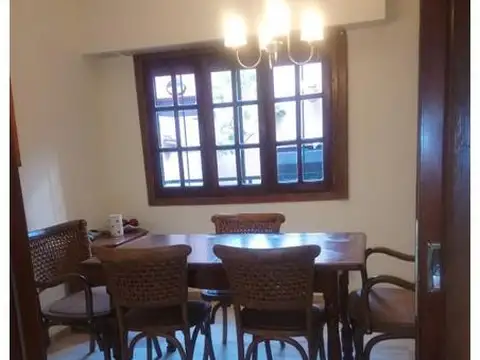 Casa 6 ambientes con 2 baños